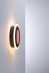 Moderner schwarzer LED-Wandleuchter mit warmweißem Ringlicht und rotem LED-Mittelpunkt für Wohnräume