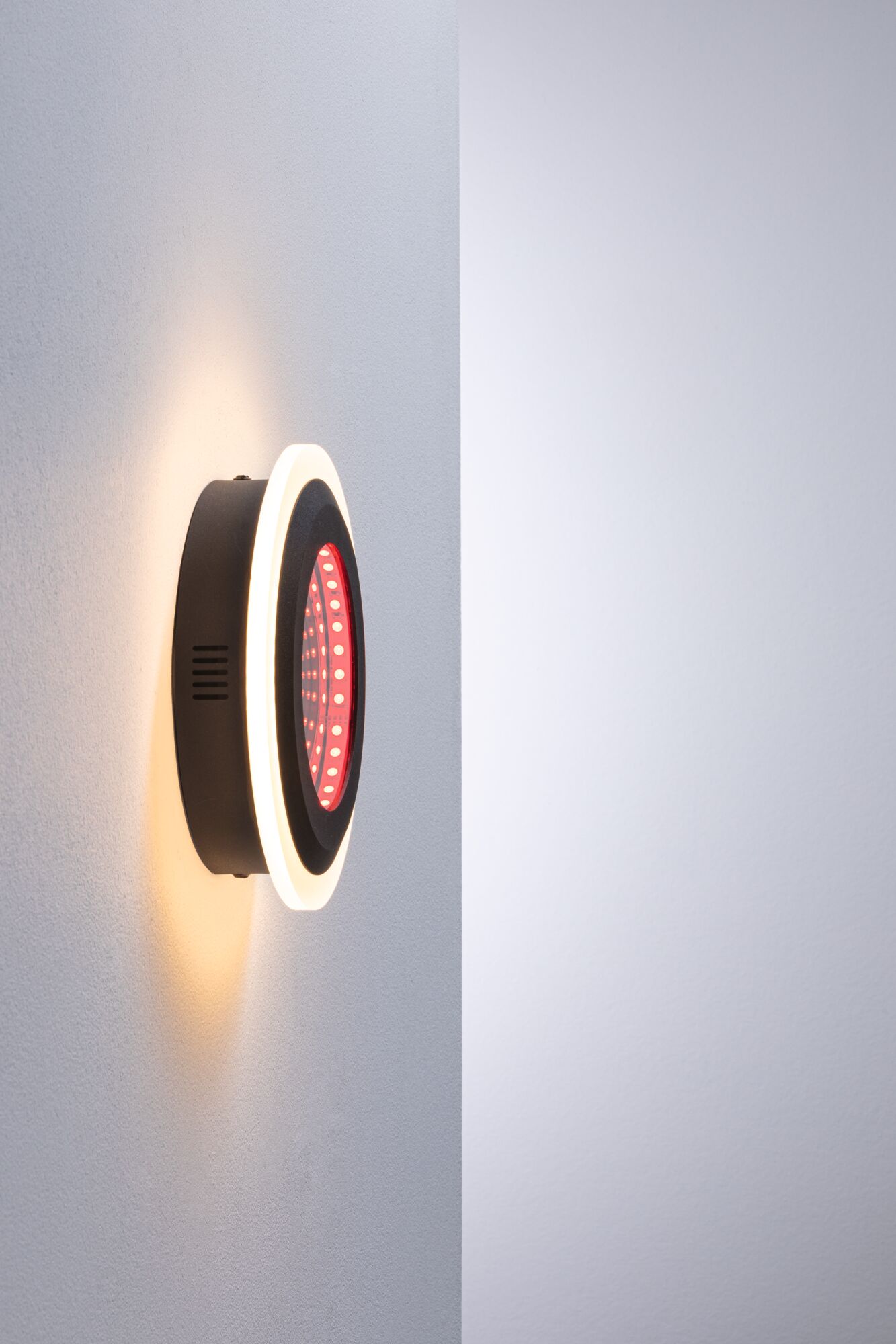 Moderne zwarte LED-wandlamp met warmwit ringlicht en rode LED in het midden voor sfeerverlichting