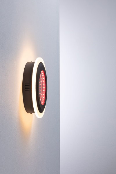 Moderne zwarte LED-wandlamp met warmwit ringlicht en rode LED in het midden voor sfeerverlichting