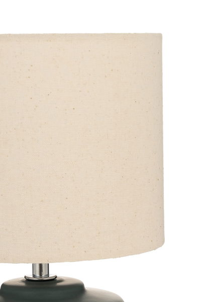 Tischlampe mit cremefarbenem Stoffschirm und dunkelgrünem Sockel für stimmungsvolle Beleuchtung
