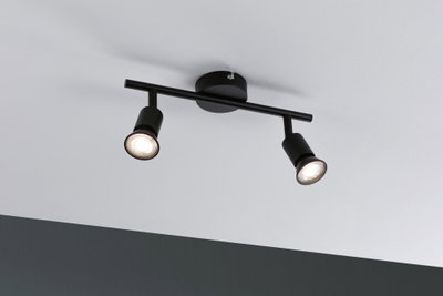 Plafonnier noir avec deux spots réglables en métal pour un éclairage moderne.