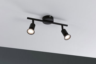 Zwarte plafondlamp met twee verstelbare metalen spots voor moderne verlichting.