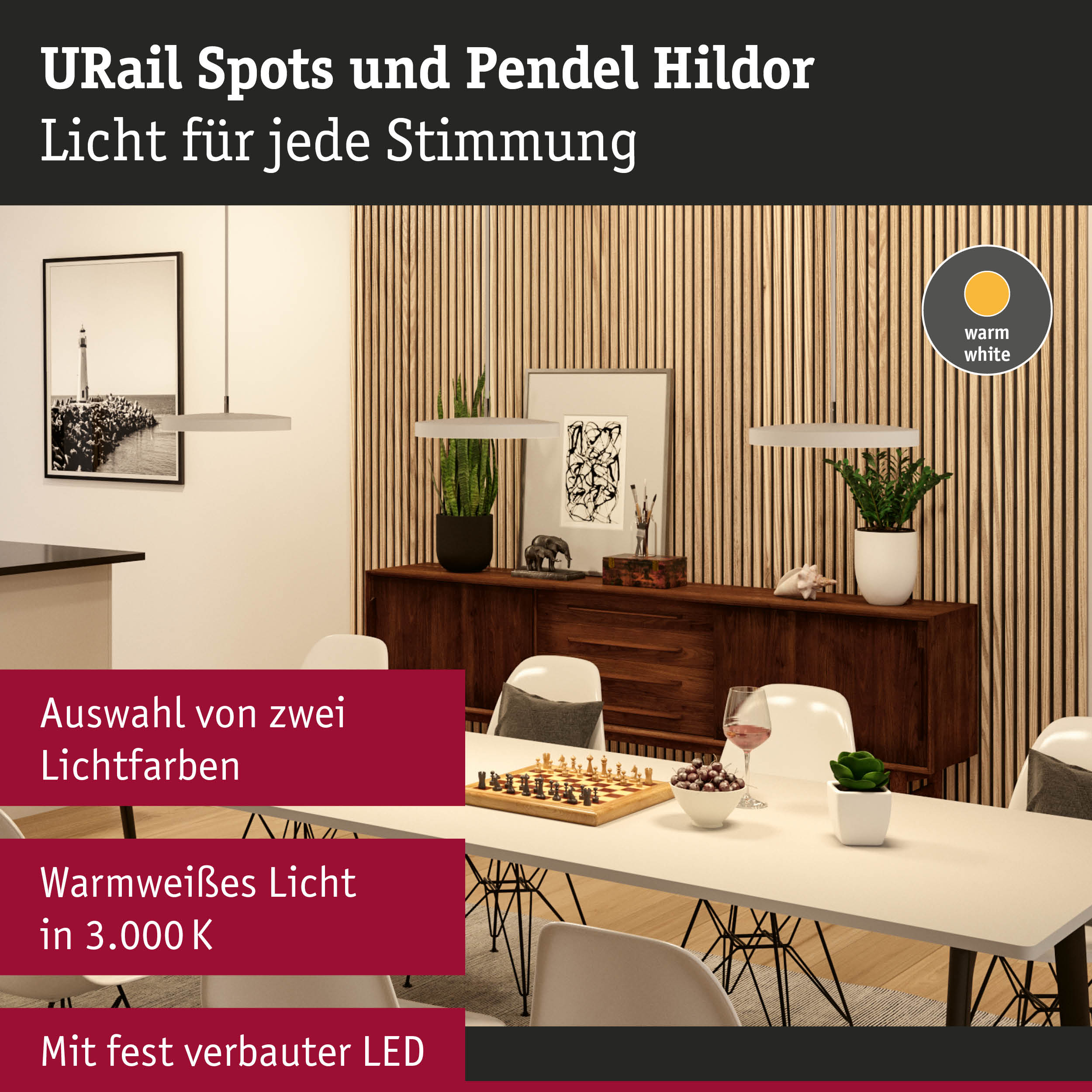 Moderne Pendelleuchten in warmweißem Licht über Esstisch mit Schachspiel und Pflanzen im Raum mit Holzvertäfelung