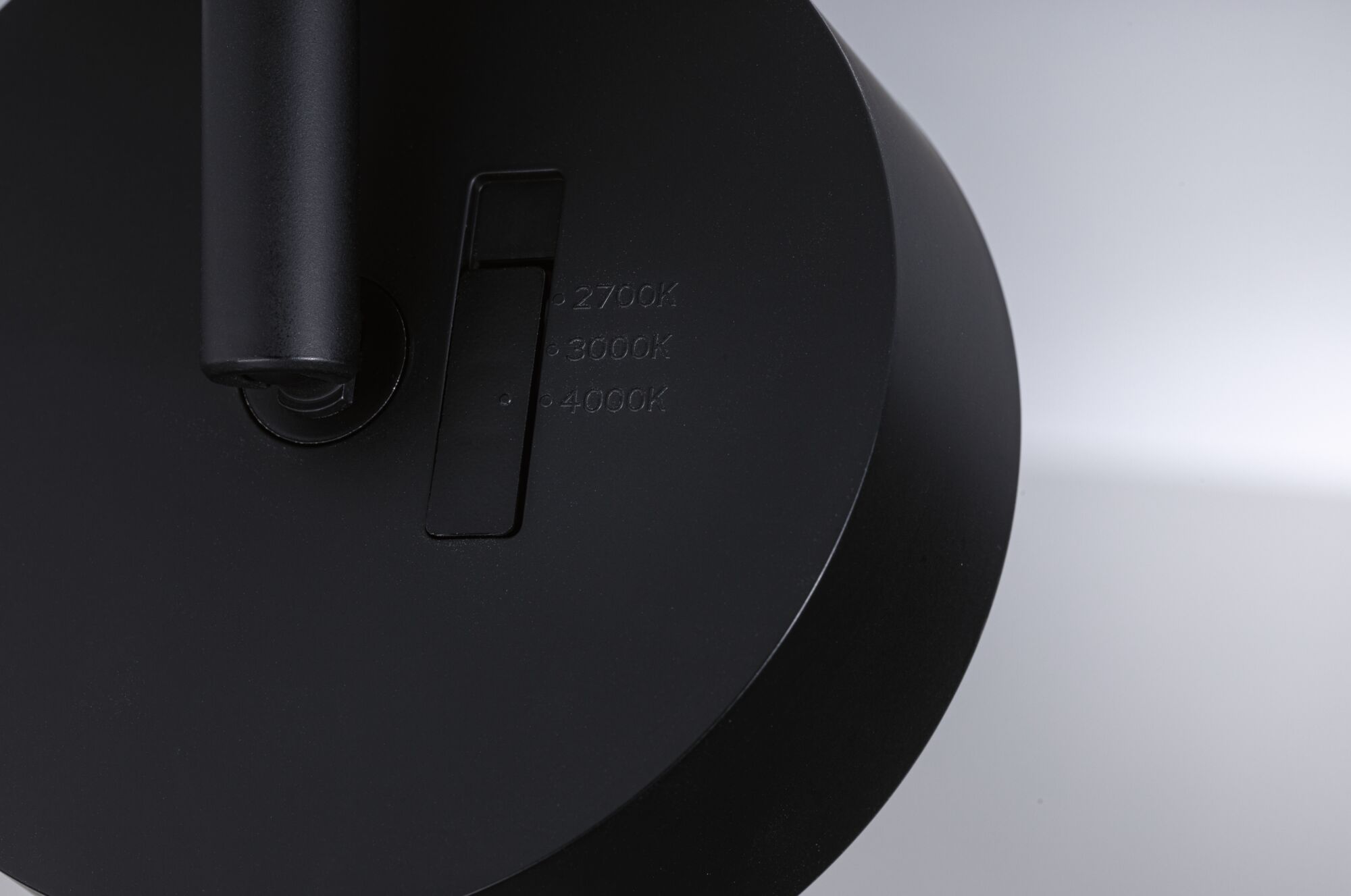 Zwarte schakelaar met drie LED-kleurtemperatuurinstellingen 2700K, 3000K en 4000K voor verlichting