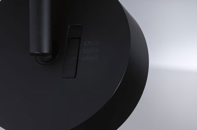 Zwarte schakelaar met drie LED-kleurtemperatuurinstellingen 2700K, 3000K en 4000K voor verlichting