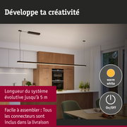 Suspension LED noire moderne dans cuisine avec meubles en bois et éclairage blanc chaud