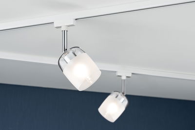Deux spots en verre blanc sur supports chromés réglables fixés sur rail blanc pour éclairage intérieur moderne