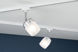 Zwei weiße Glas-Spotlights an verstellbarer Chromhalterung an weißer Schiene für moderne Innenbeleuchtung