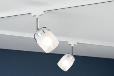 Zwei weiße Glas-Spotlights an verstellbarer Chromhalterung an weißer Schiene für moderne Innenbeleuchtung
