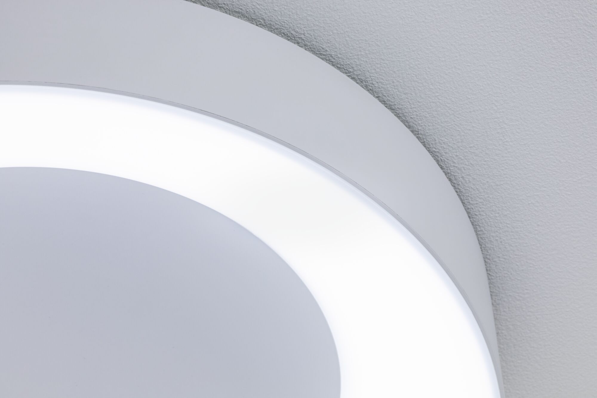 Round white LED ceiling light with matte frame and even light distribution for living spaces