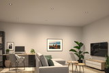 Seks runde LED-indbygningsspots i hvidt loft oplyser moderne stue med grå sofa og træmøbler.