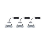 Drei quadratische Einbaustrahler aus gebürstetem Aluminium mit LED-Modulen und schwarzem Anschlusskabel
