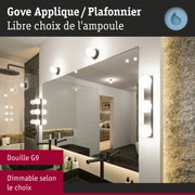 Applique murale Gove en métal argenté avec globes blancs dans une salle de bain moderne