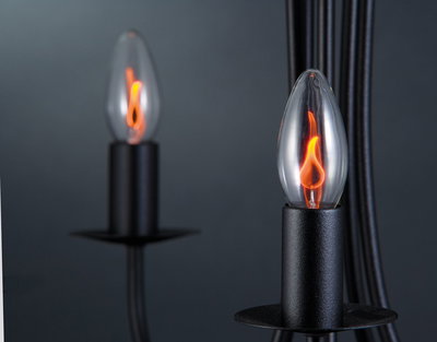 Schwarze Kerzenlampe mit gläserner Flammen-LED in warmem Orange für stimmungsvolle Beleuchtung