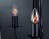 Zwarte kaarslamp met glazen vlam-LED in warm oranje voor sfeervolle verlichting