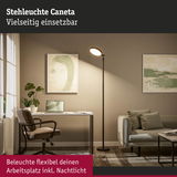 Stehleuchte Caneta in Schwarz beleuchtet flexiblen Arbeitsplatz mit warmem Licht im modernen Wohnzimmer