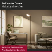 Stehleuchte Caneta in Schwarz mit rundem LED-Kopf beleuchtet modernen Arbeitsplatz im Wohnzimmer
