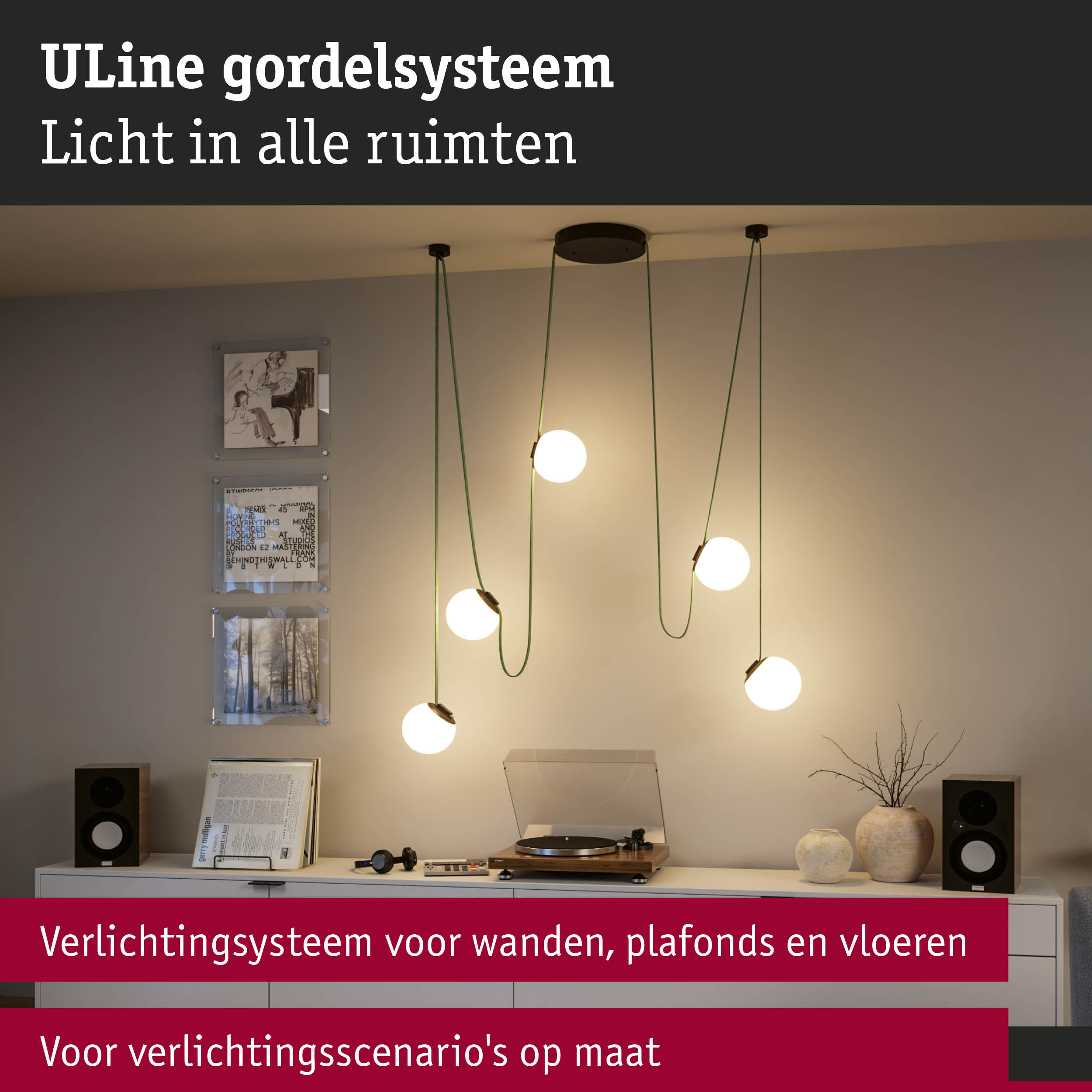 Uline hanglamp met witte glazen bollen en groene kabels in moderne woonkamer met platenspeler