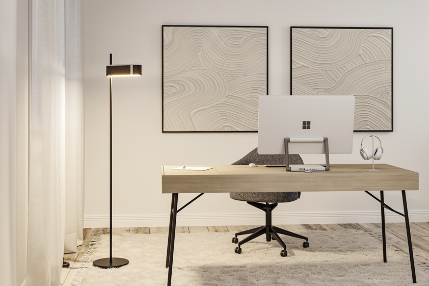 Moderner schwarzer Stehlampe mit warmweißem LED-Licht neben Holzschreibtisch im Homeoffice.