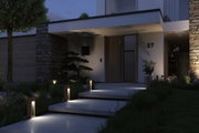 Moderne Außenbeleuchtung mit warmweißen LED-Pfostenleuchten aus Holz an Hauseingang mit Treppe.