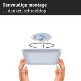 Handen monteren vierkante LED-plafondlamp met schroefdop en zichtbare witte en zilveren bedrading voor eenvoudige montage