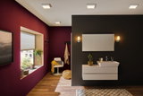 Modernes Badezimmer mit weißen Wandlampen und Waschtisch vor schwarzer Wand, Holzfußboden und roter Akzentwand