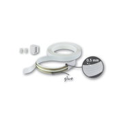 Dünnes weißes Klebeband mit 0,5 mm Stärke und elektrischen Steckverbindern für LED-Beleuchtung