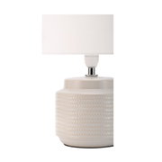 Lampe de table avec base en céramique crème et abat-jour en tissu blanc pour une lumière d'ambiance