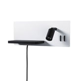 Moderner Wandspot mit schwarzem Metallstrahler und Ablage in Schwarz auf weißem Metallpaneel, LED-Lampe