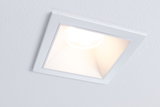 Quadratischer Einbaustrahler aus weißem Kunststoff mit warmweißem LED-Licht für moderne Innenräume