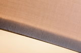 Close-up van beige stof met grijze rand, geschikt voor lampenkappen en verlichtingsaccessoires.