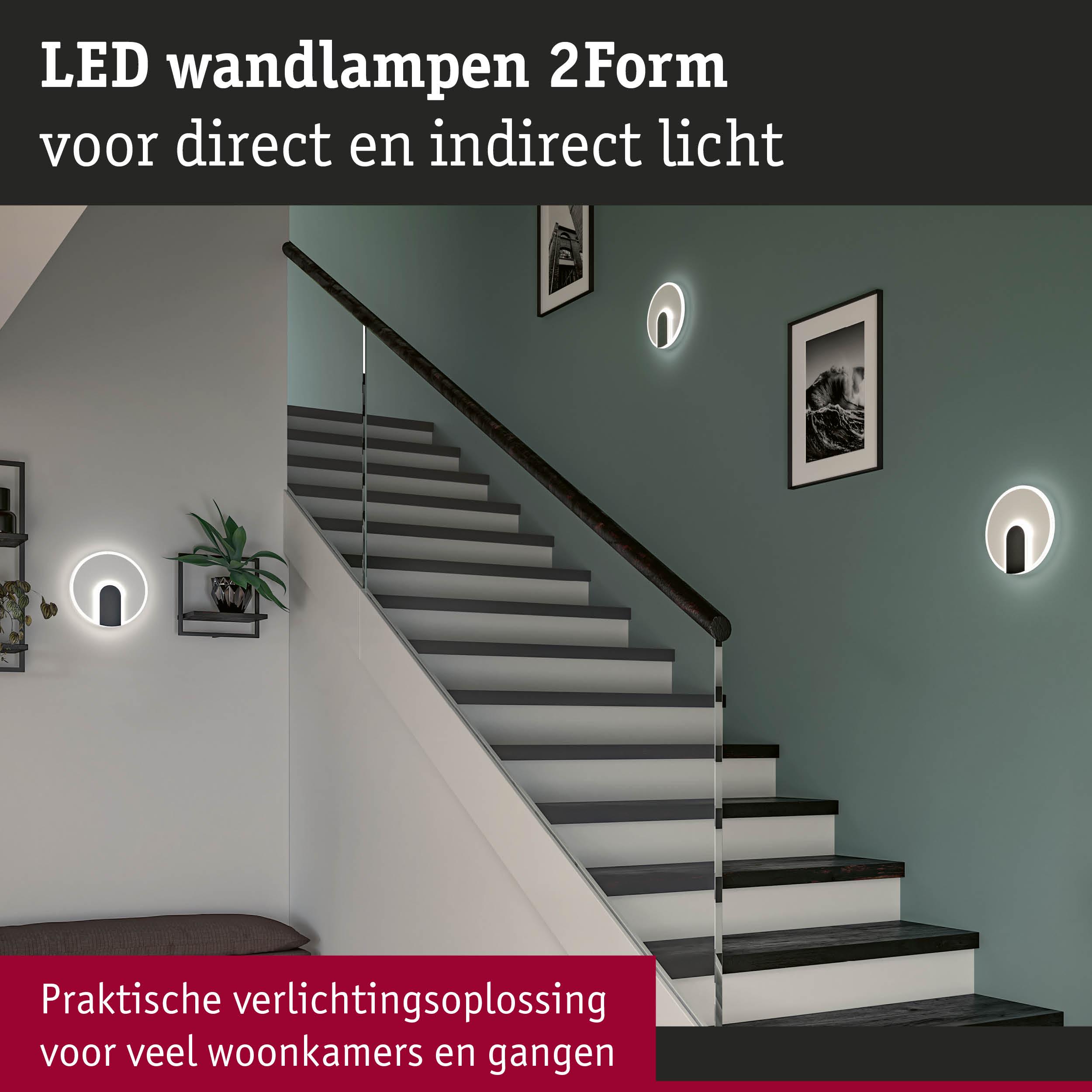 Moderne witte LED-wandlampen 2Form voor direct en indirect licht in trappenhuis.