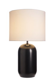 Moderne bordlampe med sort metalfod og hvid stofskærm til stilfuld belysning