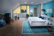 Chambre moderne avec mur bleu, lit blanc, sol en bois et stores plissés jaunes aux fenêtres