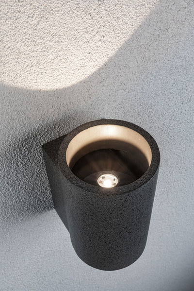 Zwarte metalen wandlamp met ronde vorm en warm wit LED-licht voor buitengebruik