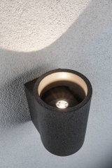 Schwarze Wandlampe aus Metall mit runder Form und warmweißem LED-Licht für Außenbereiche