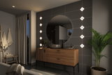 Modernes Badezimmer mit Holz-Waschtisch, rundem Spiegel und LED-Wandleuchten in warmweißem Licht.