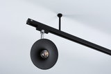 Zwarte metalen LED-plafondlamp met ronde reflector en modern design voor sfeervolle verlichting