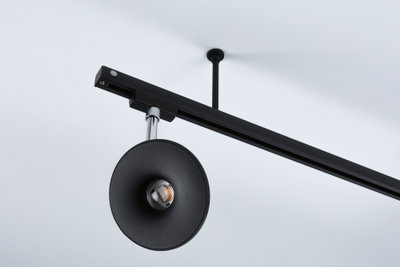 Schwarze LED-Deckenleuchte aus Metall mit rundem Reflektor und modernem Design für Wohnräume
