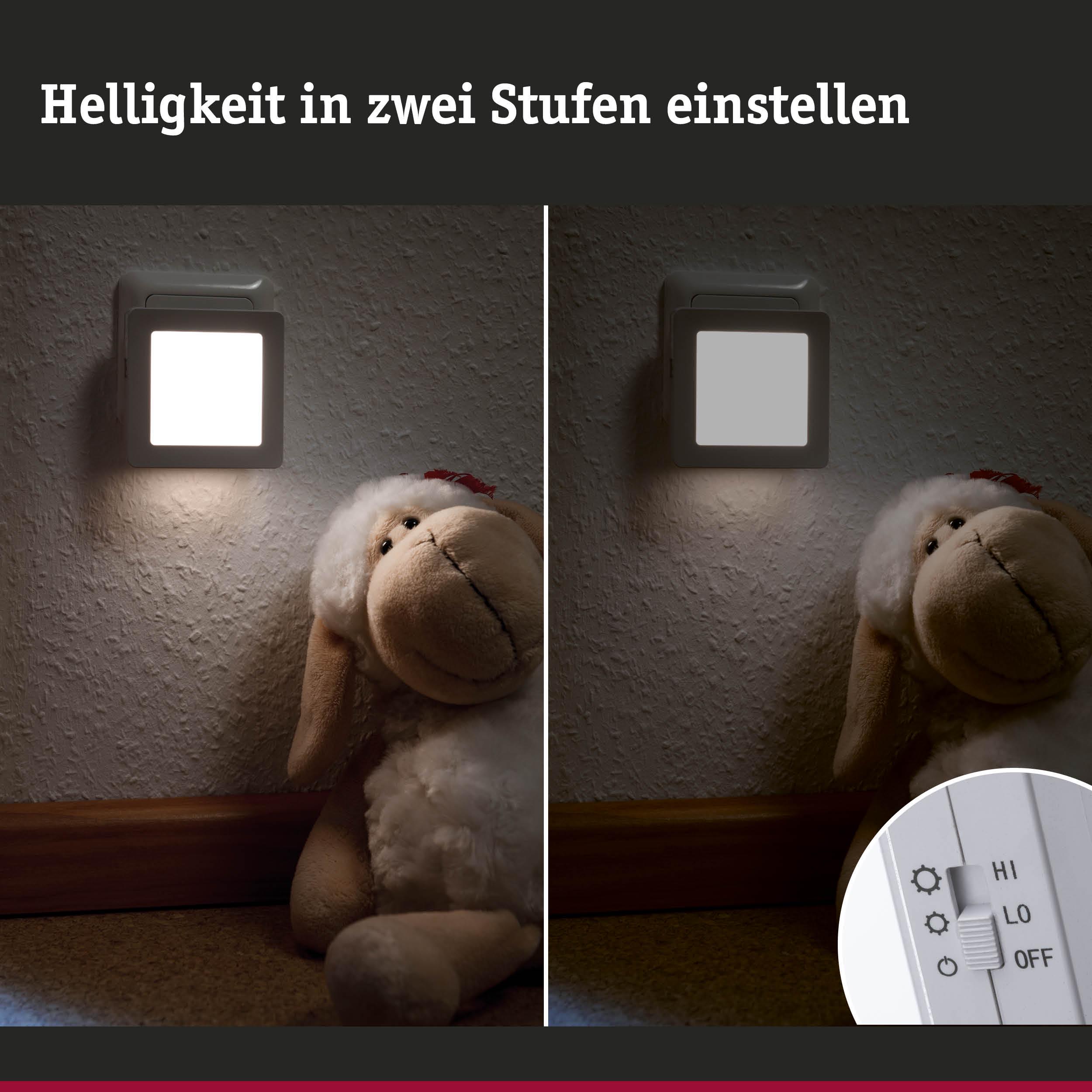 Zweistufig einstellbare weiße LED-Nachtlicht-Steckdose mit weichem Licht neben Plüschschaf