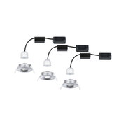 Drei weiße LED-Einbaustrahler mit silbernem Metallrahmen und schwarzem Kabel für moderne Raumbeleuchtung