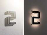 Numéro de maison moderne 2 en métal gris avec éclairage LED pour murs extérieurs, jour et nuit.