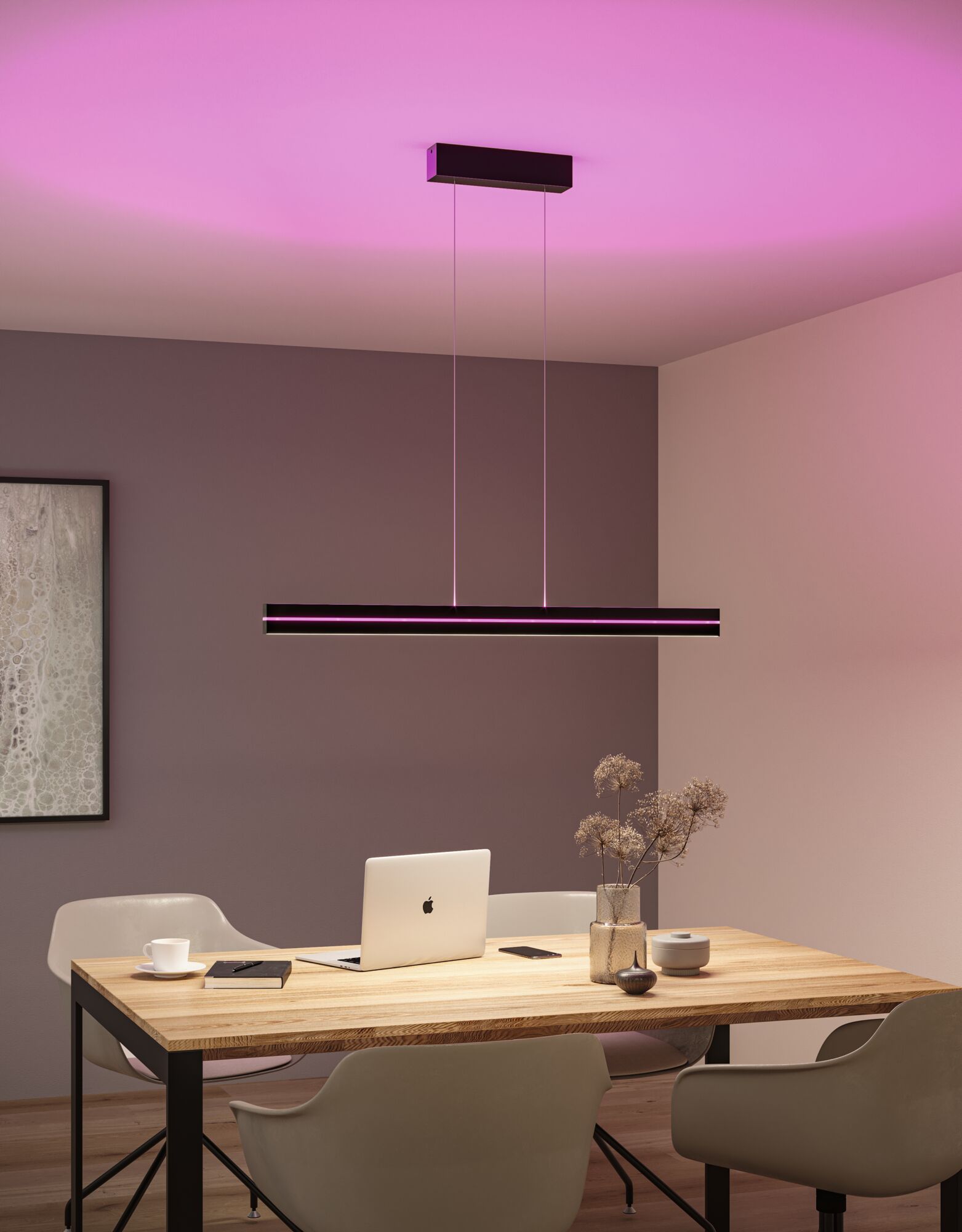 Moderne schwarze LED-Pendelleuchte mit rosa Lichtakzent über Holztisch im Arbeitszimmer
