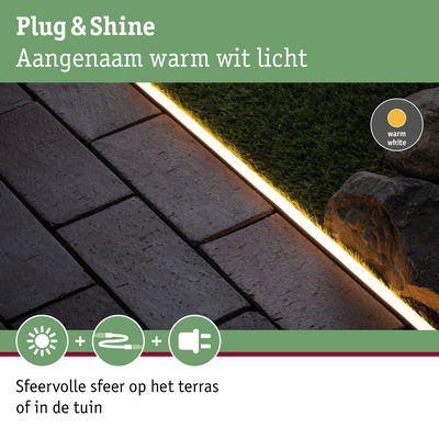 Warm wit LED-striplicht langs terrasrand en gras voor sfeervolle tuinverlichting