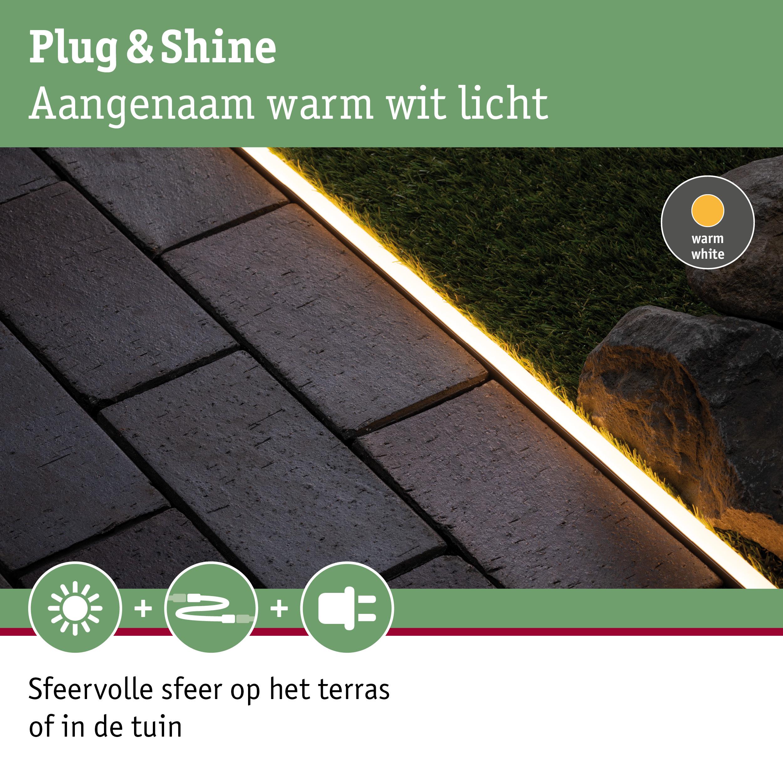 Warm wit LED-striplicht langs terrasrand en gras voor sfeervolle tuinverlichting
