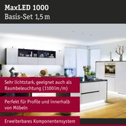 MaxLED 1000 Basis-Set 1,5 m LED-Beleuchtung in moderner Küche mit weißem Mobiliar und Holzfußboden