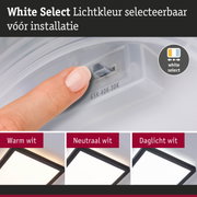 Vinger stelt witte lichtkleur in op LED-plafondlamp met instelbare kleurtemperatuur