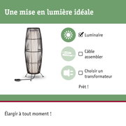 Lampadaire moderne avec structure métallique noire et source lumineuse blanche pour éclairage intérieur