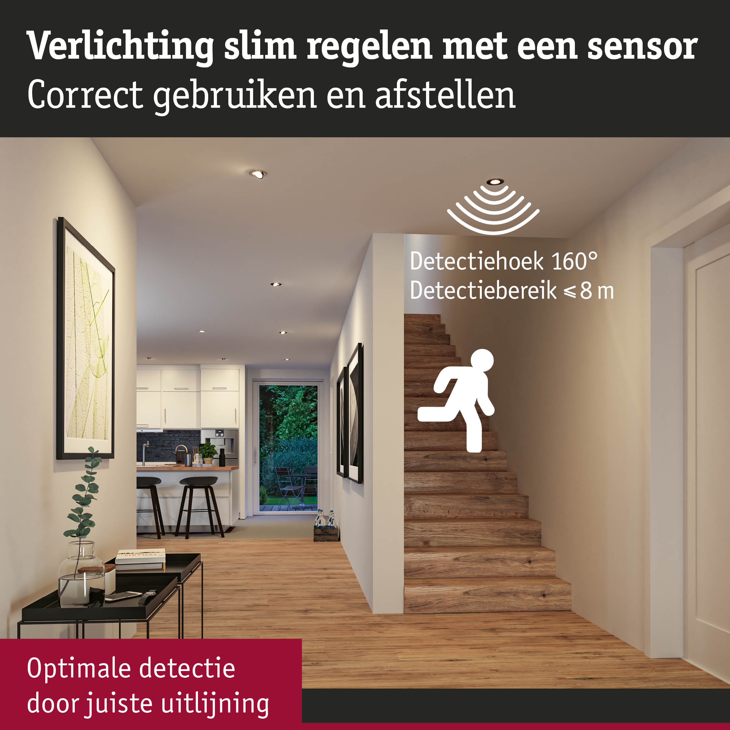 Moderne hal met houten trap en plafondverlichting met bewegingssensor voor optimale verlichting.