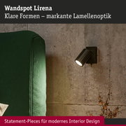 Schwarzer Wandspot Lirena mit markanter Lamellenoptik an Betonwand für modernes Interior Design